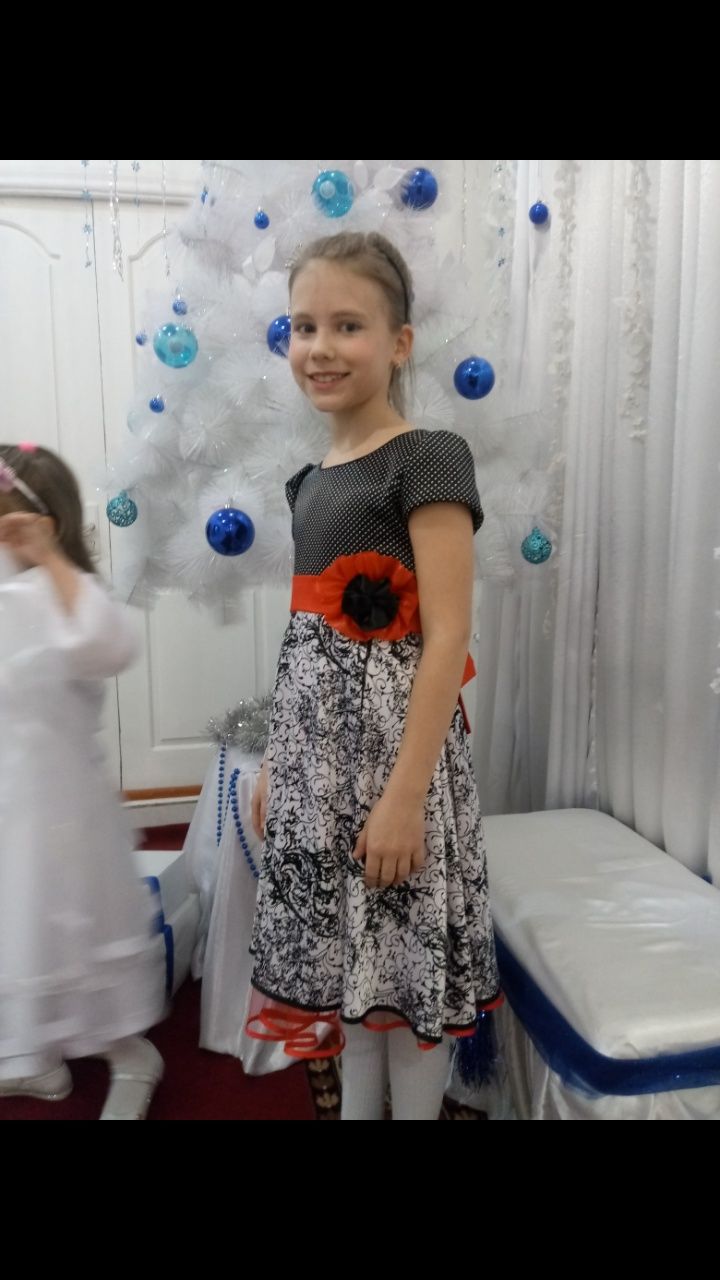Нарядное, красивое платье на девочку 8-10 лет, рост до 140 см