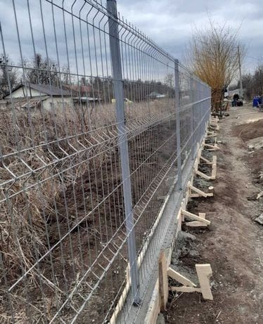 Executam garduri din plasă bordurată