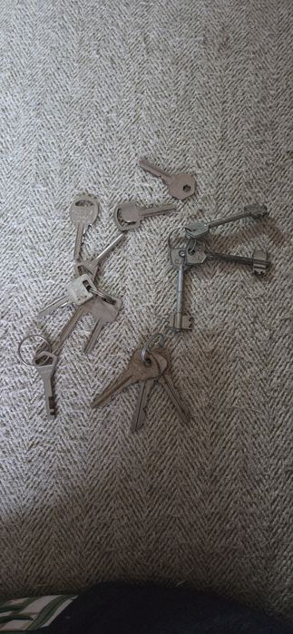 Разные металлические ключи