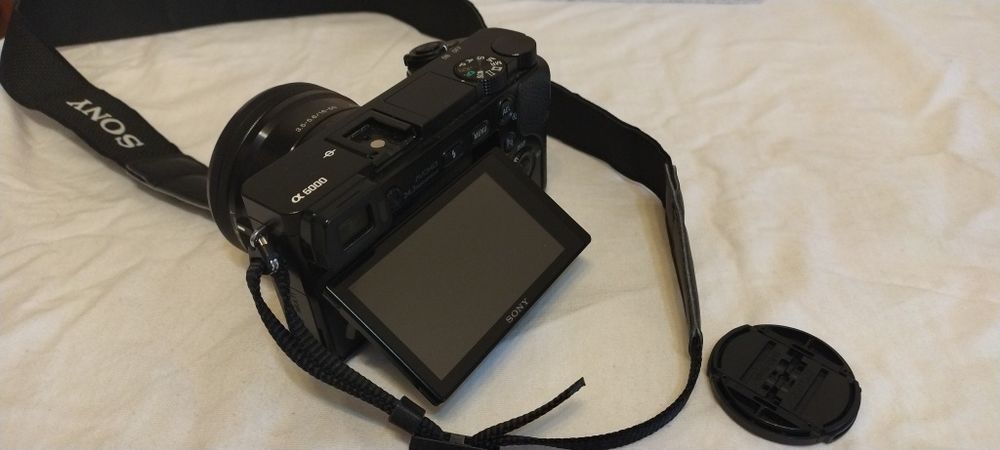 Aparat foto Sony A6000 cu obiectic Sony E 3.5-5.6/PZ 16-50 OSS