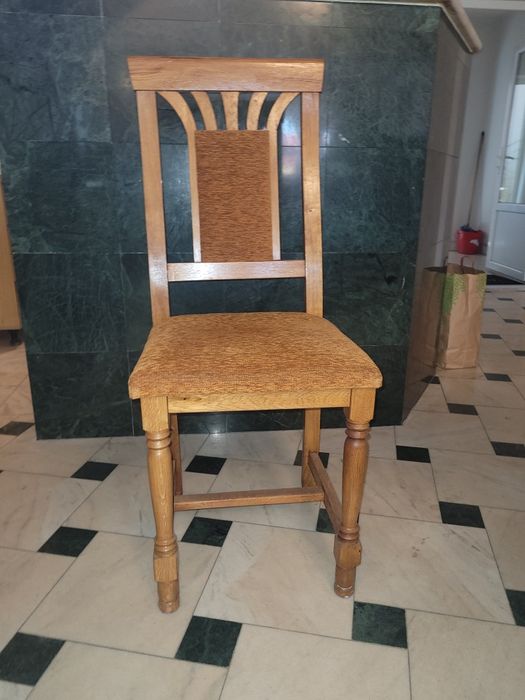 Vindem scaune din lemn masiv, 50 bucăți