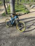 Продавам commencal supreme Dh v3 2013 година