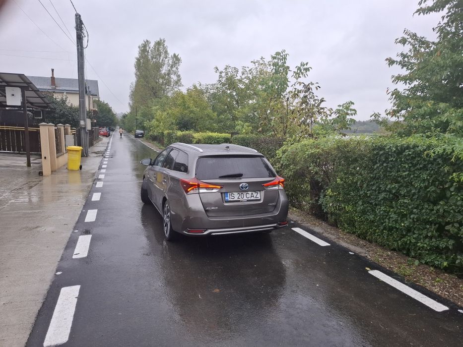 Vând toyota auris  hybrid 2017