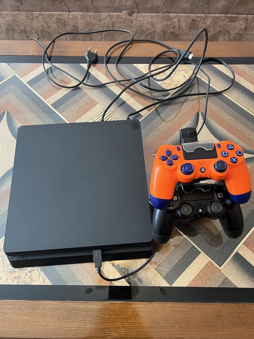 Playstation 4 ( два джойстика с обща зарядна станция + 4 игри )