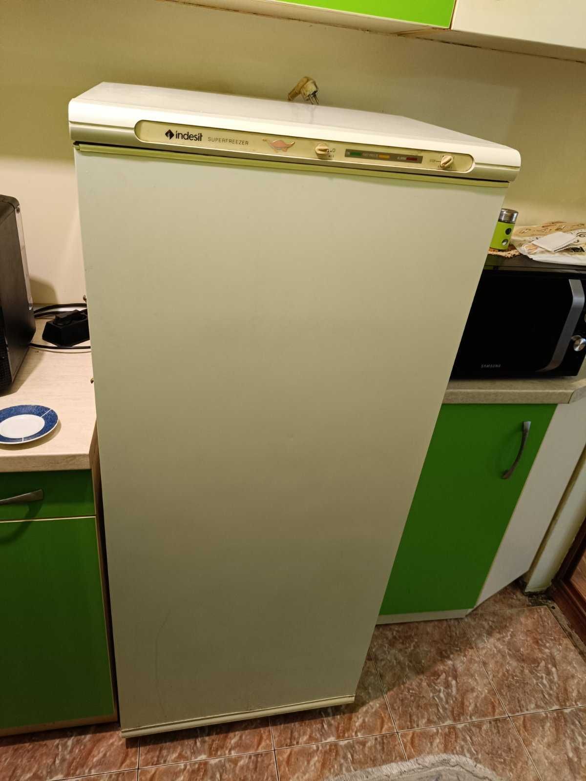 Продавам фризер Indesit