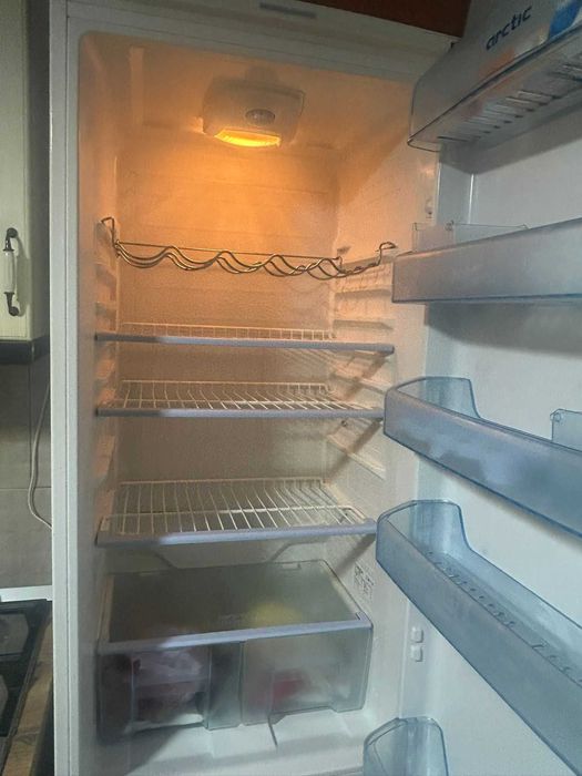 Frigider Arctic K386B – în stare bună, funcționează foarte bine