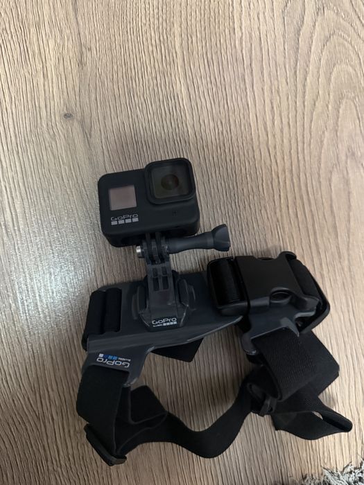 GoPro hero 8 folosit cu card de 32gb cu husa trepied si ham gopro