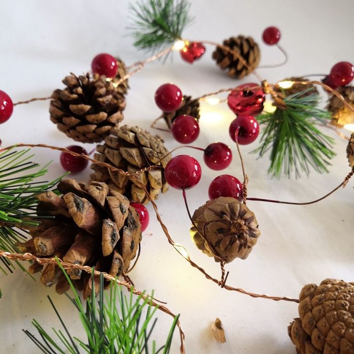 Светеща коледна украса с LED светлини, шишарки и борови клонки