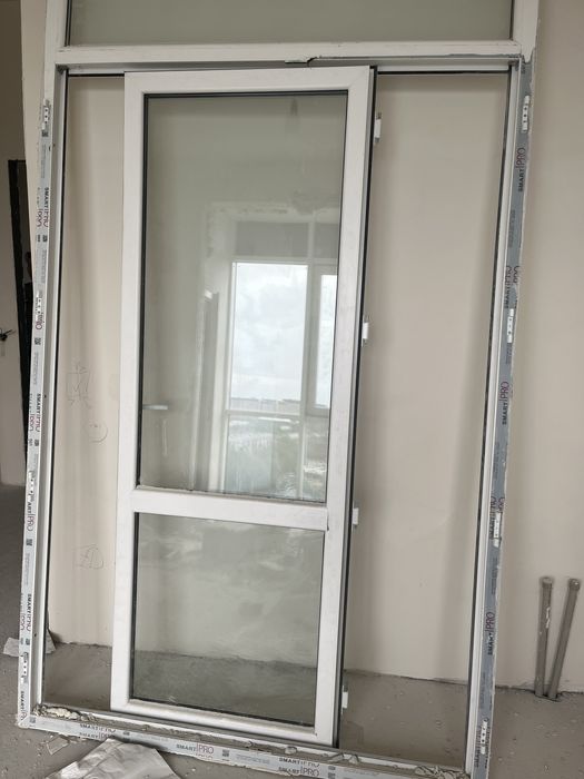 витражные окна с дверью