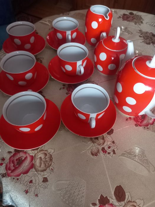 Servici de cafea rosu cu buline