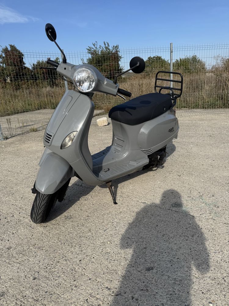 Inchiriez scutere Bolt Tazz
