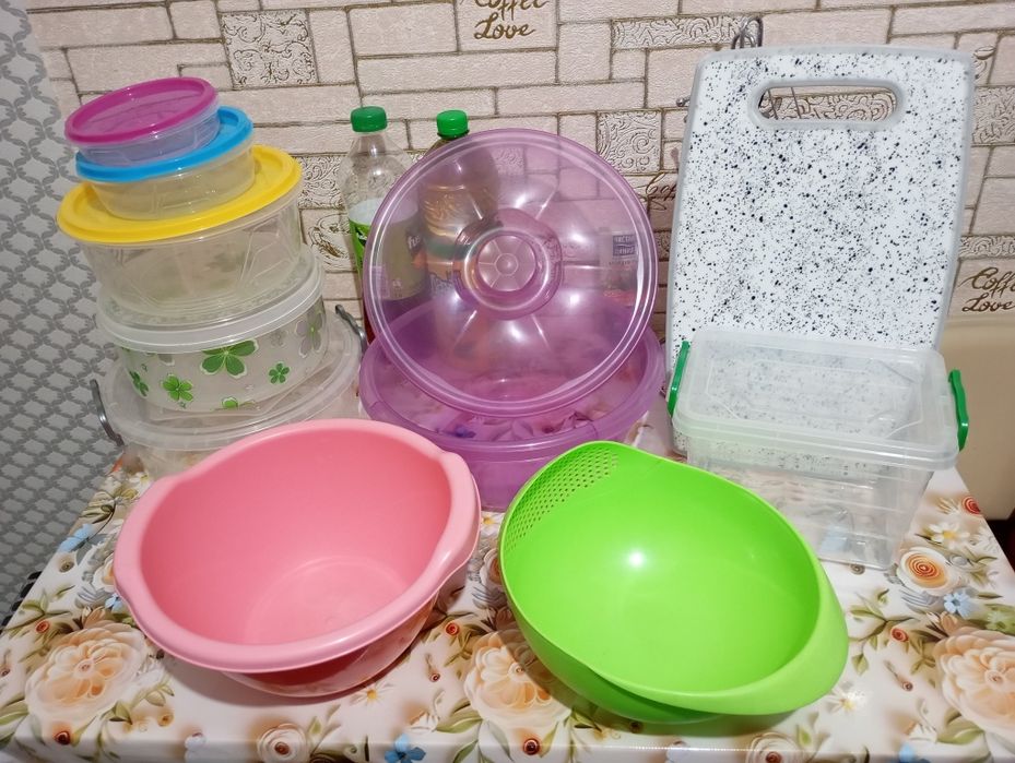Пластиковые миски и контейнеры
