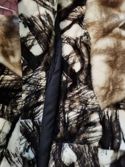 Дамско палто от естествен косъм - висок клас. Цената му е 700лв.