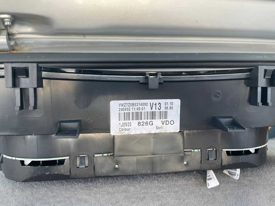 Vand ceasuri vw golf 4 plus casetofon plus suport preț 300lei