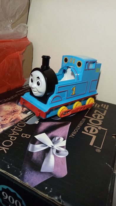 Детский музыкальный паровозик на батарейках.