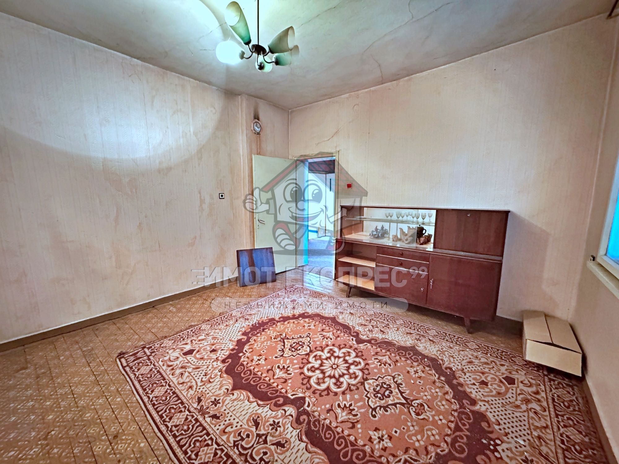 Самостоятелна къща, с двор, 156кв.м, с три спални, кв.Изток