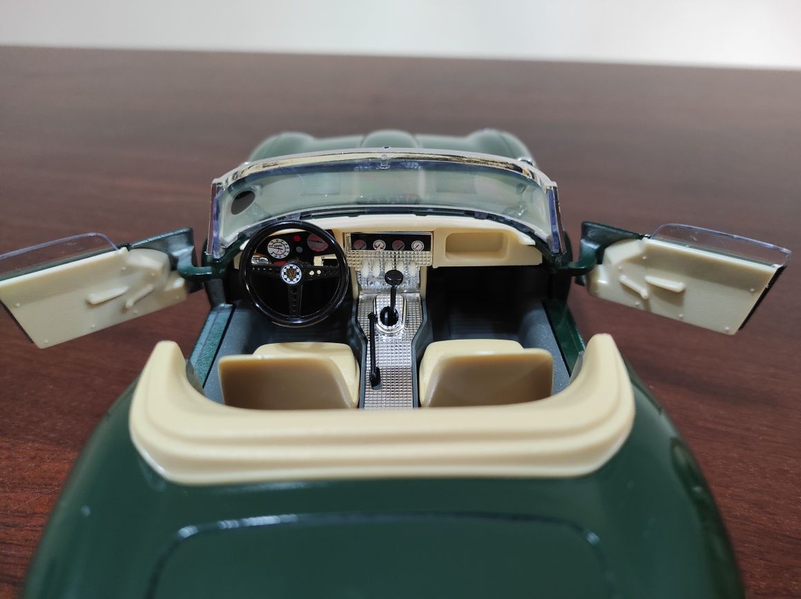 Machetă 1:18 Jaguar E Type Cabriolet.