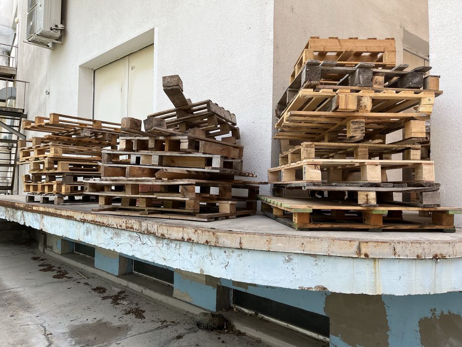 ПОДАРЯВАМ дървени палета за огрев