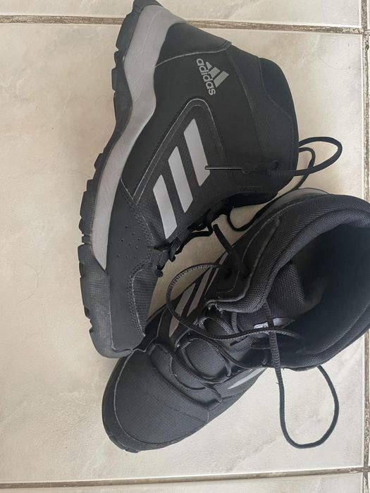 Обувки Adidas ..