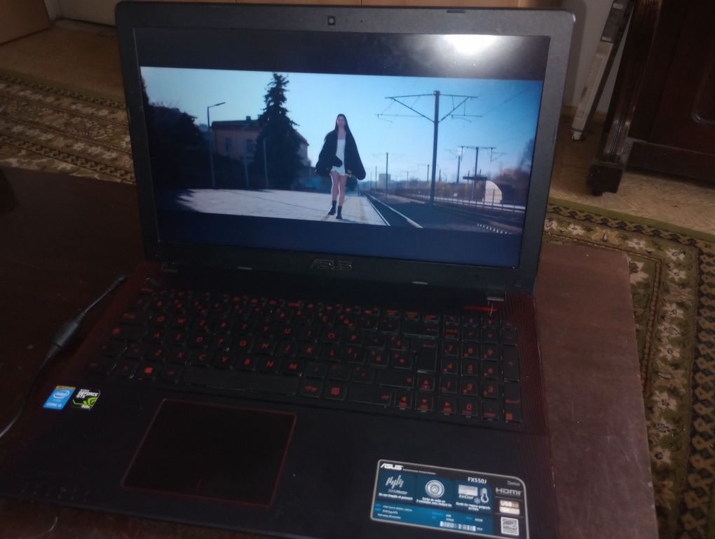 Asus cu Intel i5 și video dedicat 2 gb, 8 GB, Bluetooth ,Full HD