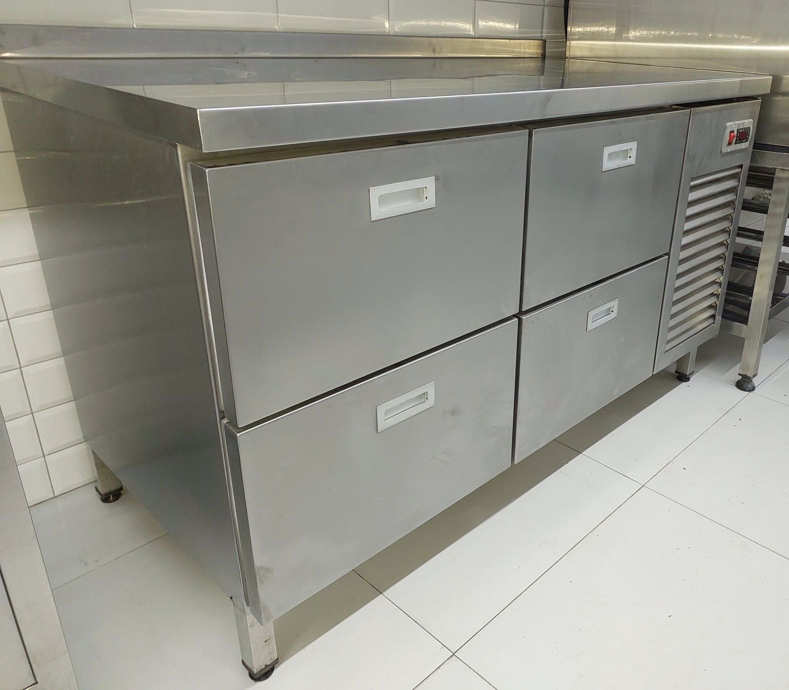 Стол холодильник,охлаждаемый,морозильный стол ,кухонное оборудование