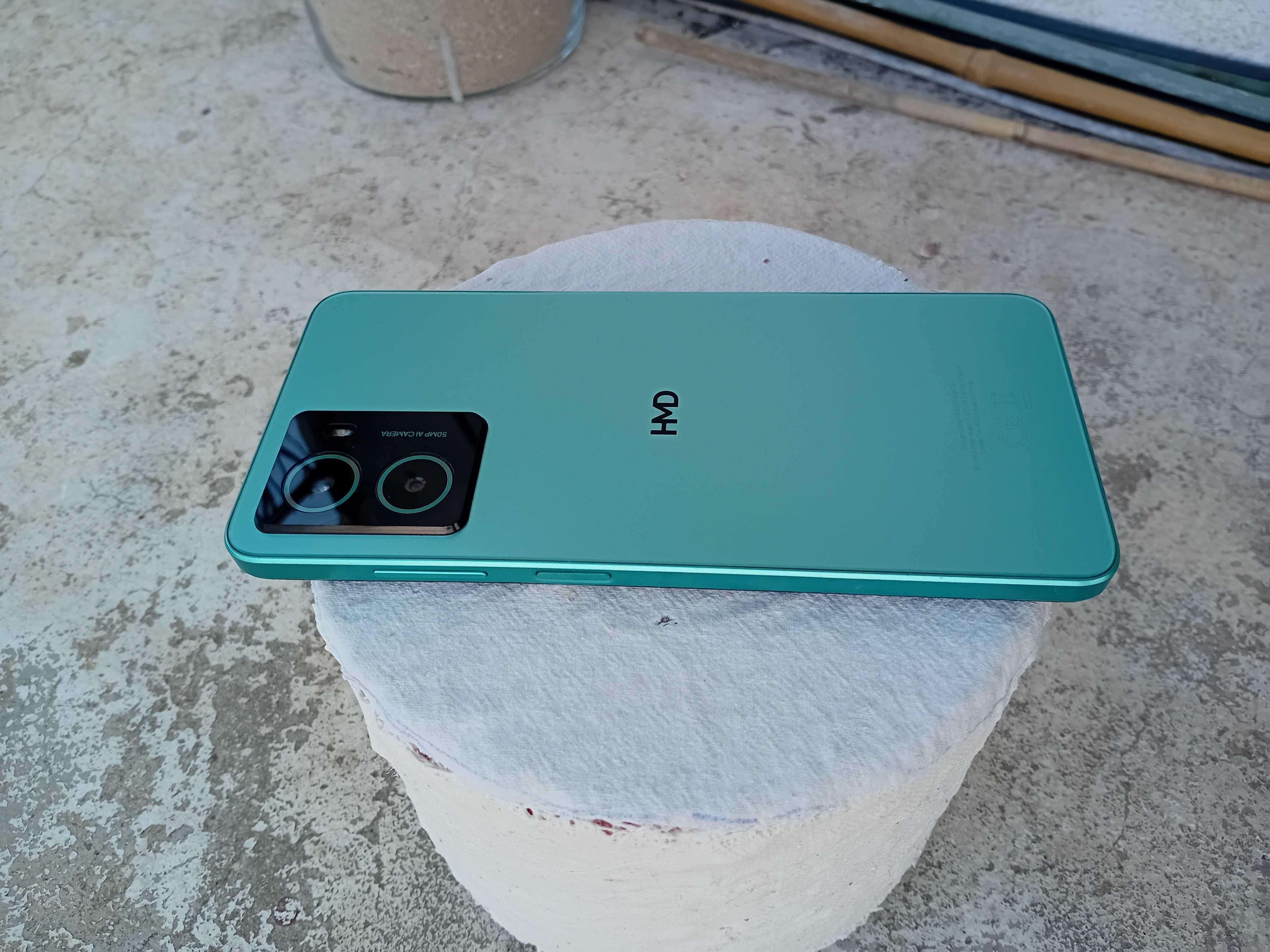 HMD  телефон пише отзад