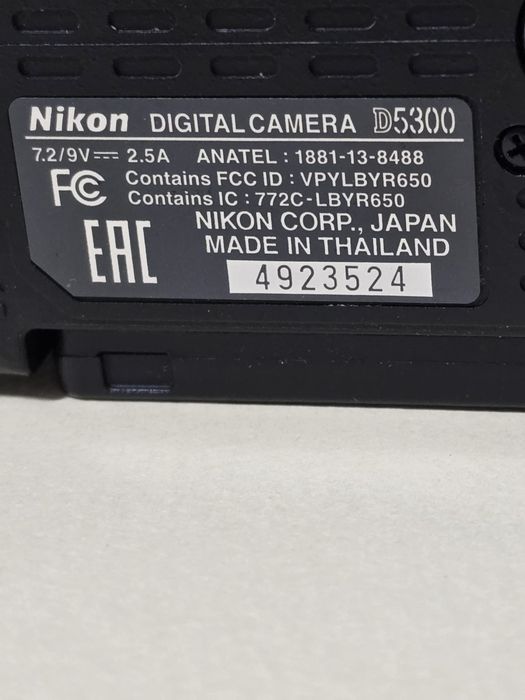 Aparat foto Nikon D5300 cu obiective de 18–55mm și 50mm