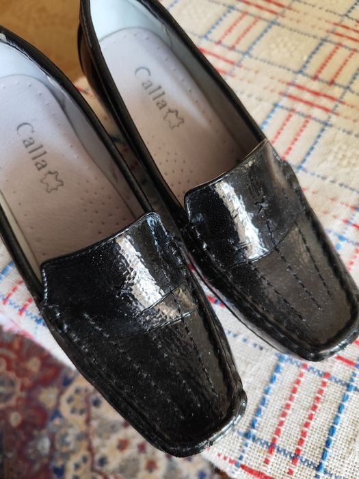 Дамски обувки от лак, ползвани веднъж за случая