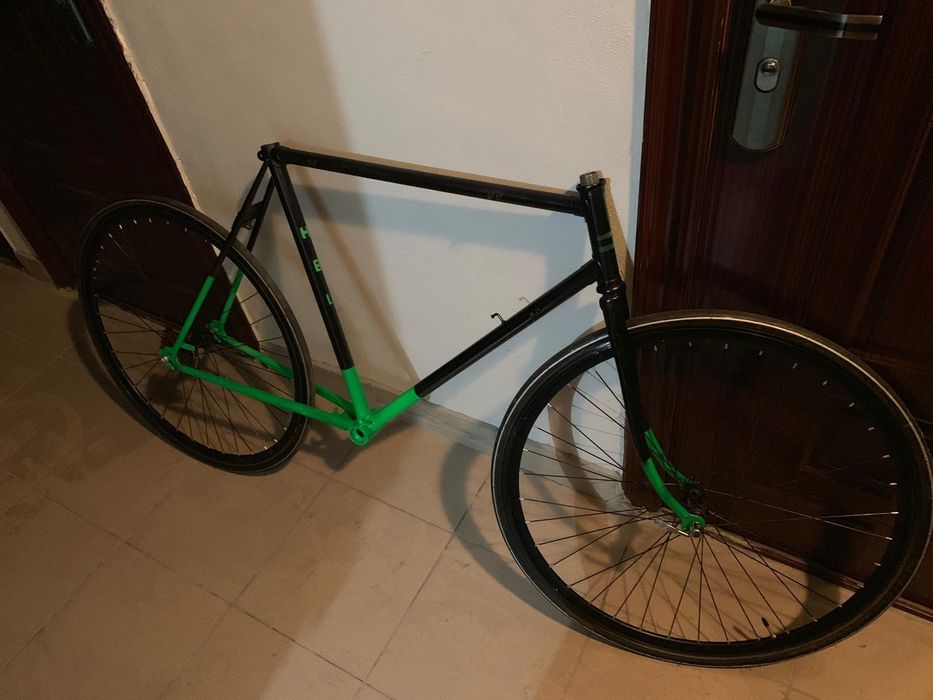 Bicicleta cursiera în restaurare, cu multe piese///ofer transport