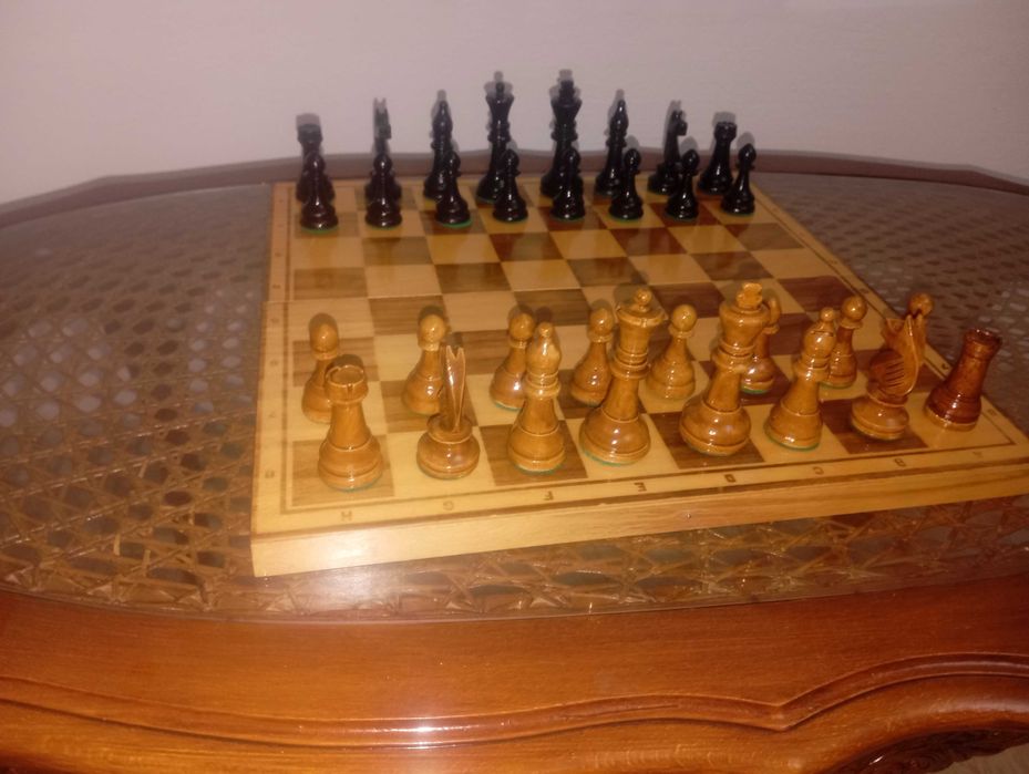 Шах с дървени фигури