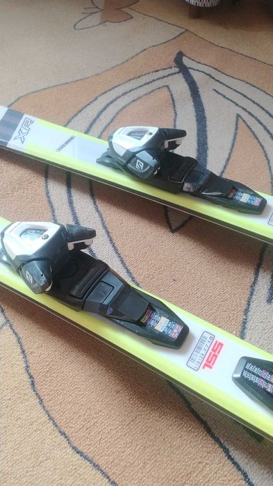 Отлични ски с база и кантове готови за сезона.Автомати всички номера.
