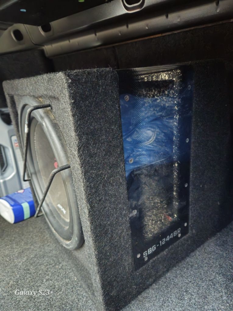 Vand subwoofer și stație auto Alpine