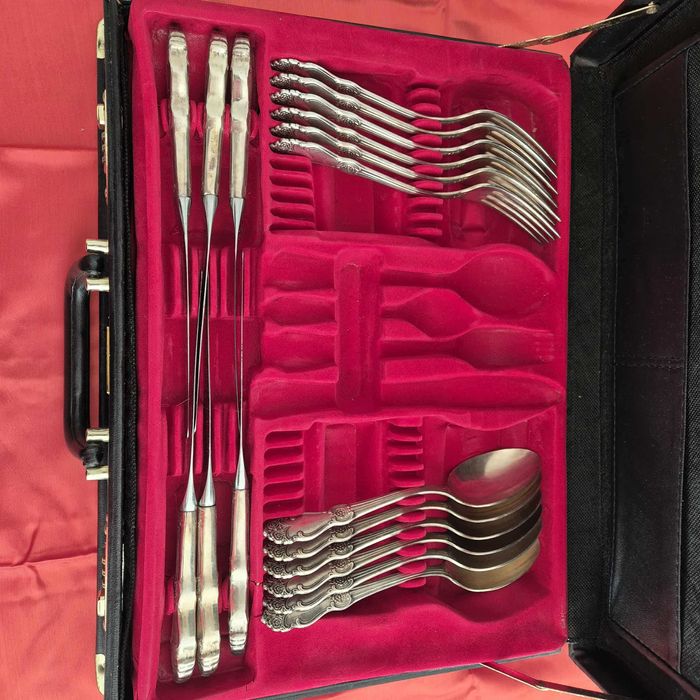 Комплект прибори за хранене в куфарче