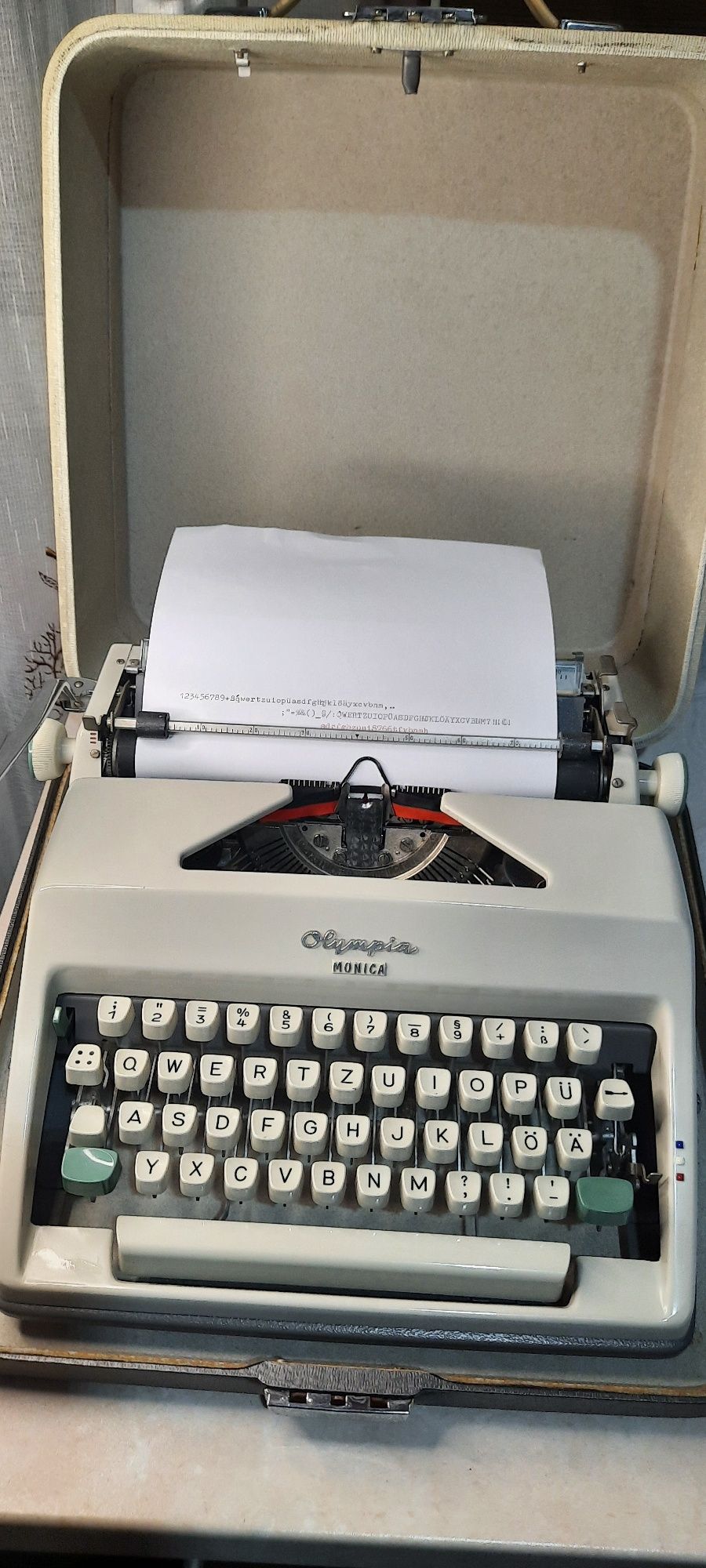 Mașină de scris Olympia Monica impecabilă