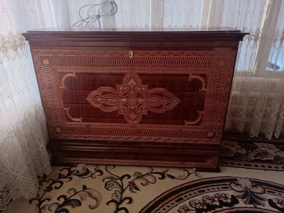 Катта, антиквар сандик сотилади. Кул мехнати.