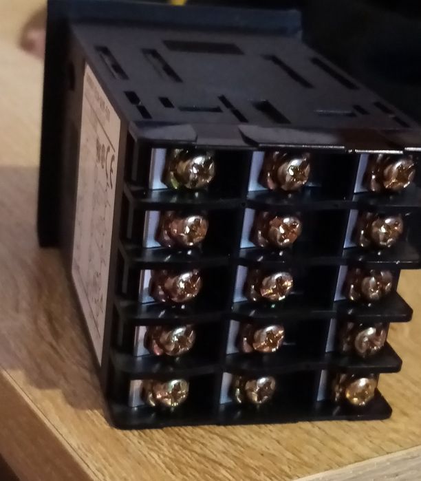 Vând Controller digital de temperatură de tip E5CN-Q2MP-500 Omron