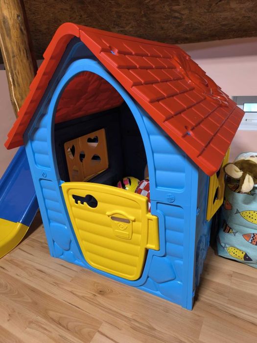 Къщичка, пързалка и кола за бутане