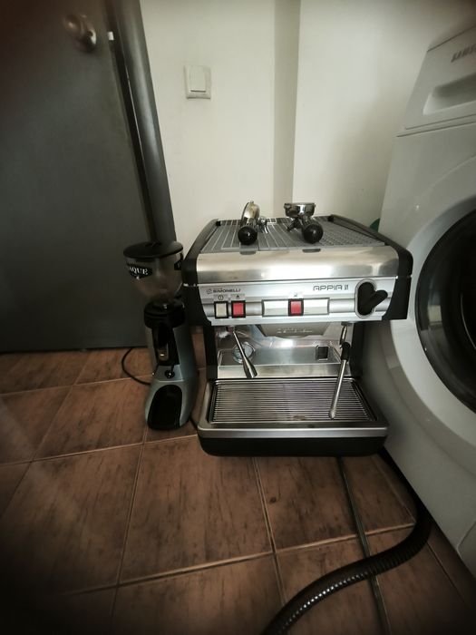 Simonelli Appia кофемашина! кофемолка отдельно продаеться