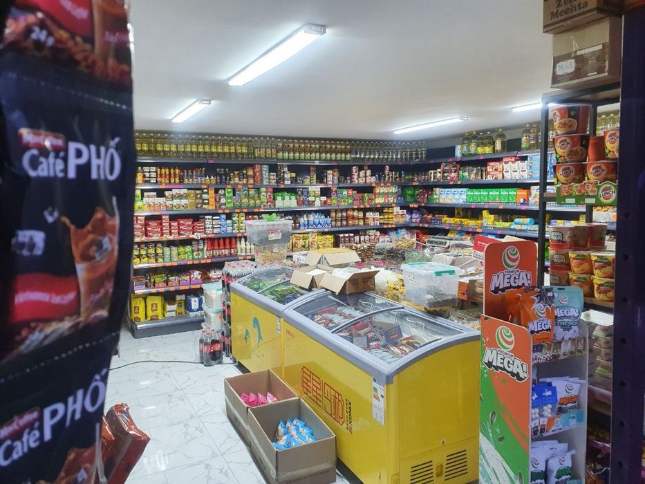 Чилонзор 22 квартал йулни йузида таййор дукон сотилади 77 кв