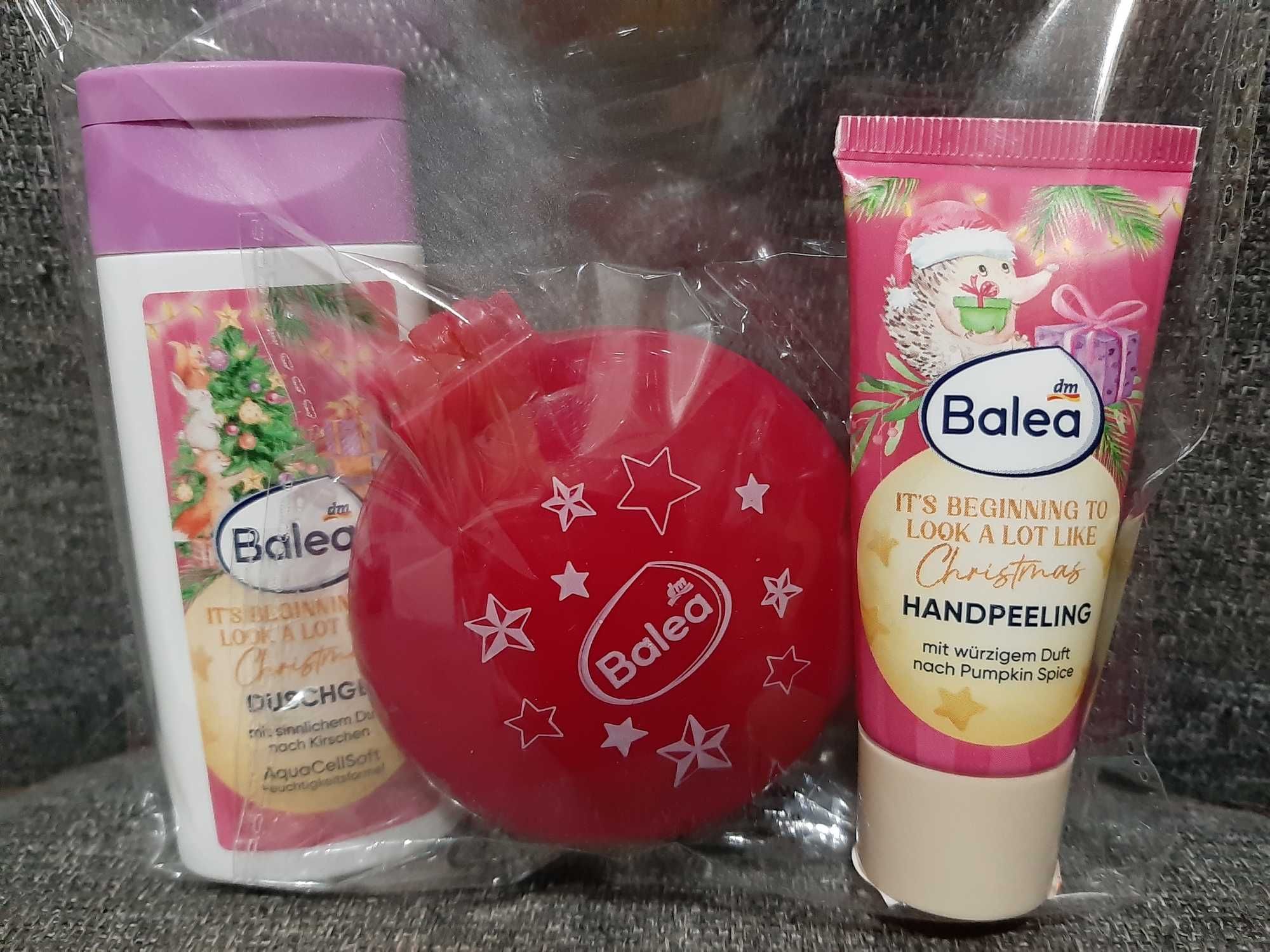 Set cosmetice Christmas Balea cu perie de poseta si produse de voiaj
