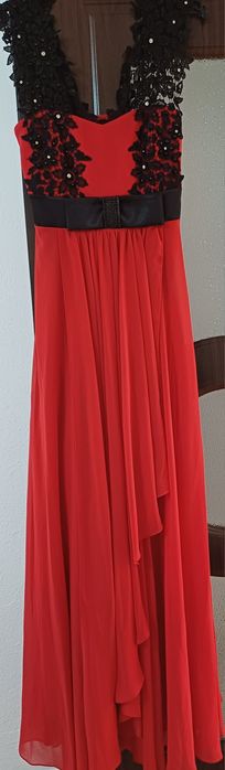 Vând rochie superbă de culoare roșie