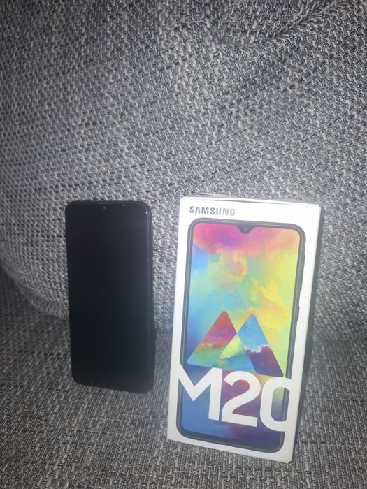 Samsung M20 телефон