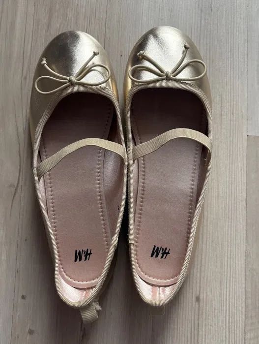 Златни обувки за момиче