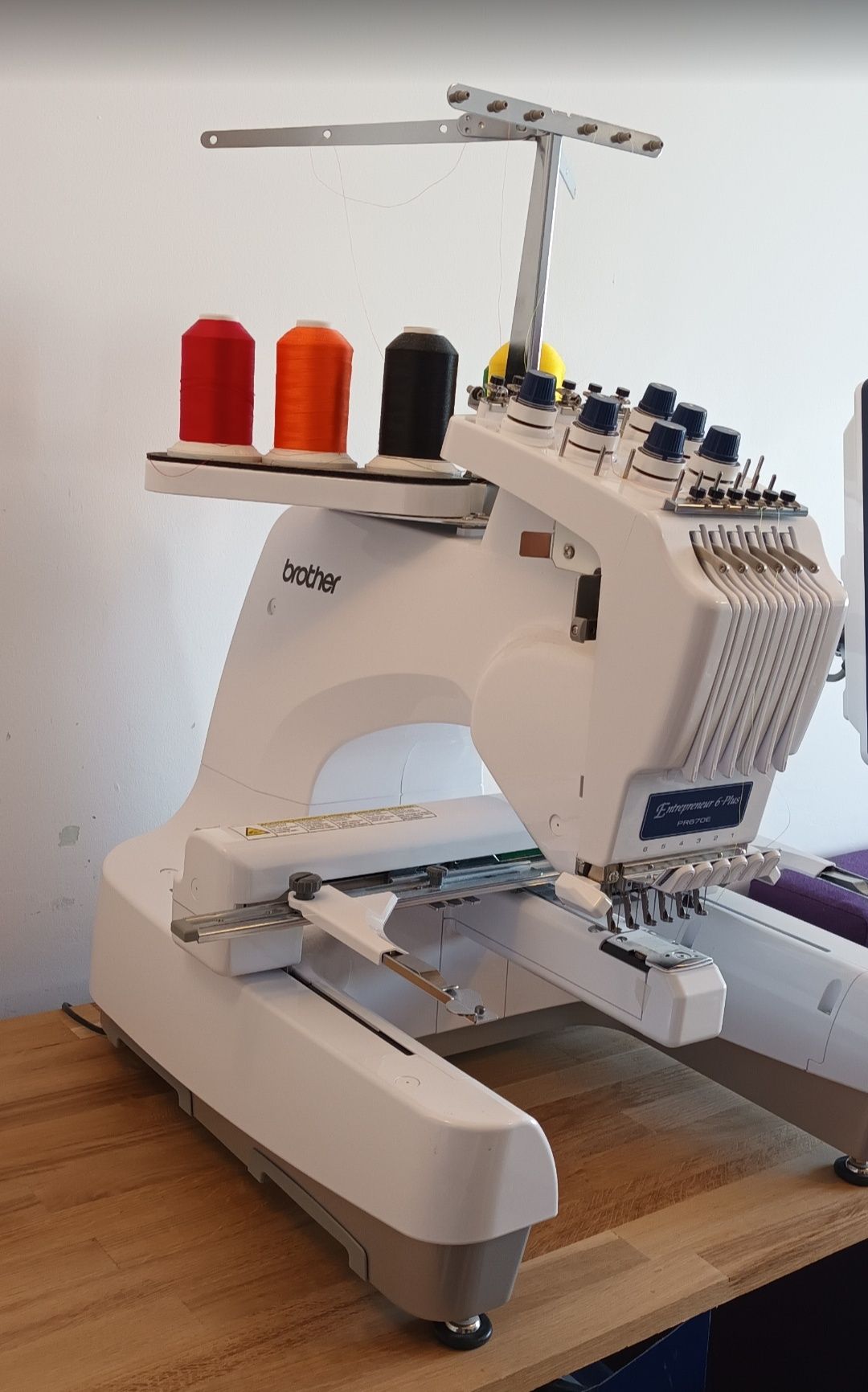 Brother PR670E Entrepreneur 6 Plus - Mașină de brodat profesională