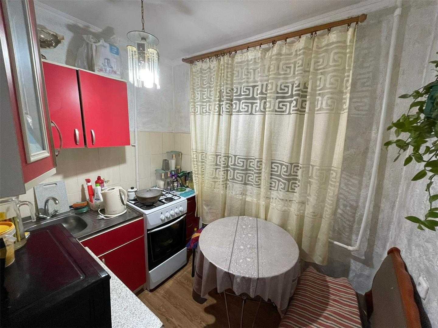 Продам 2 комн на 16мкр  средний этаж