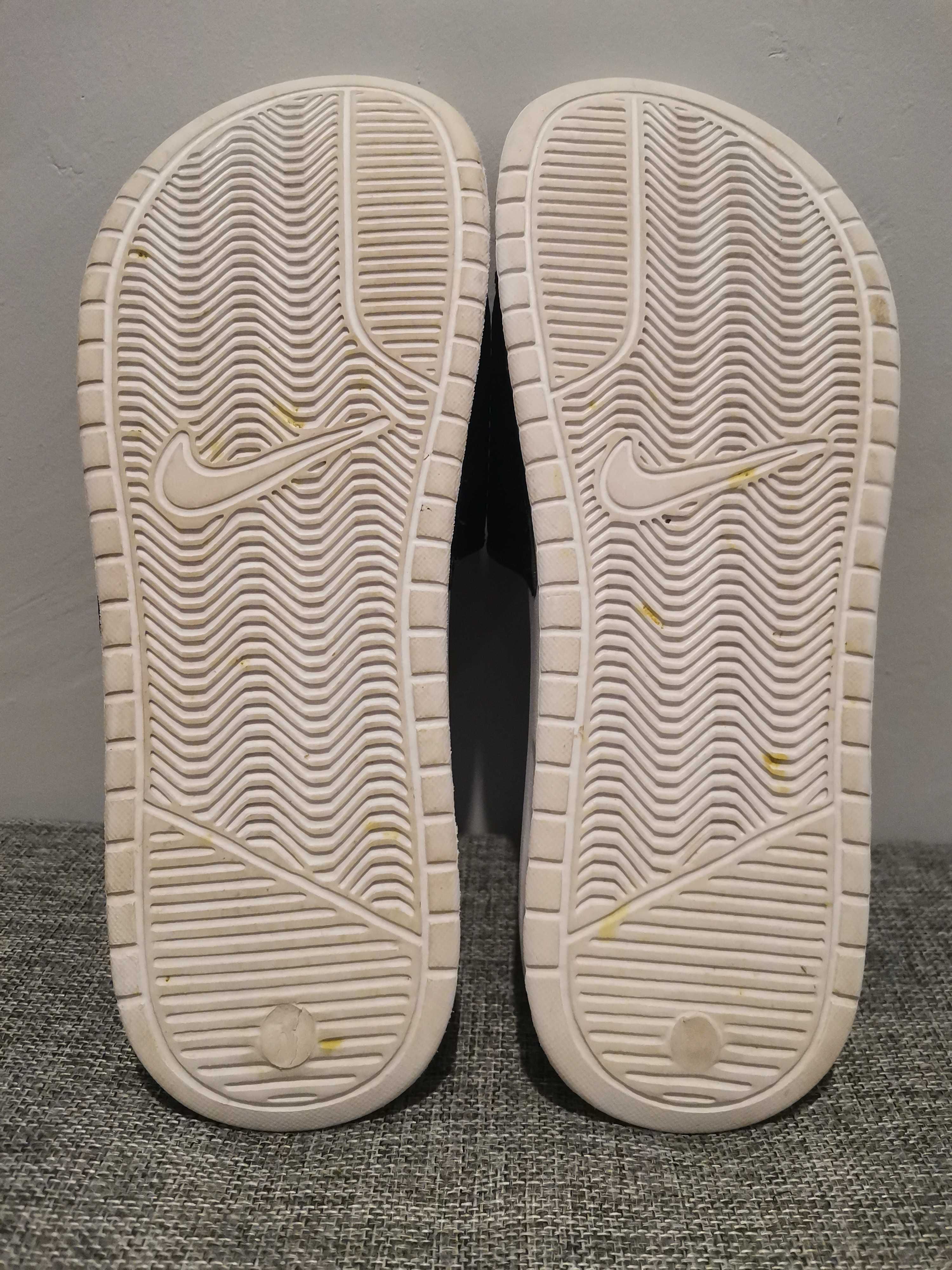 Nike Benassi Swoosh Black/White.