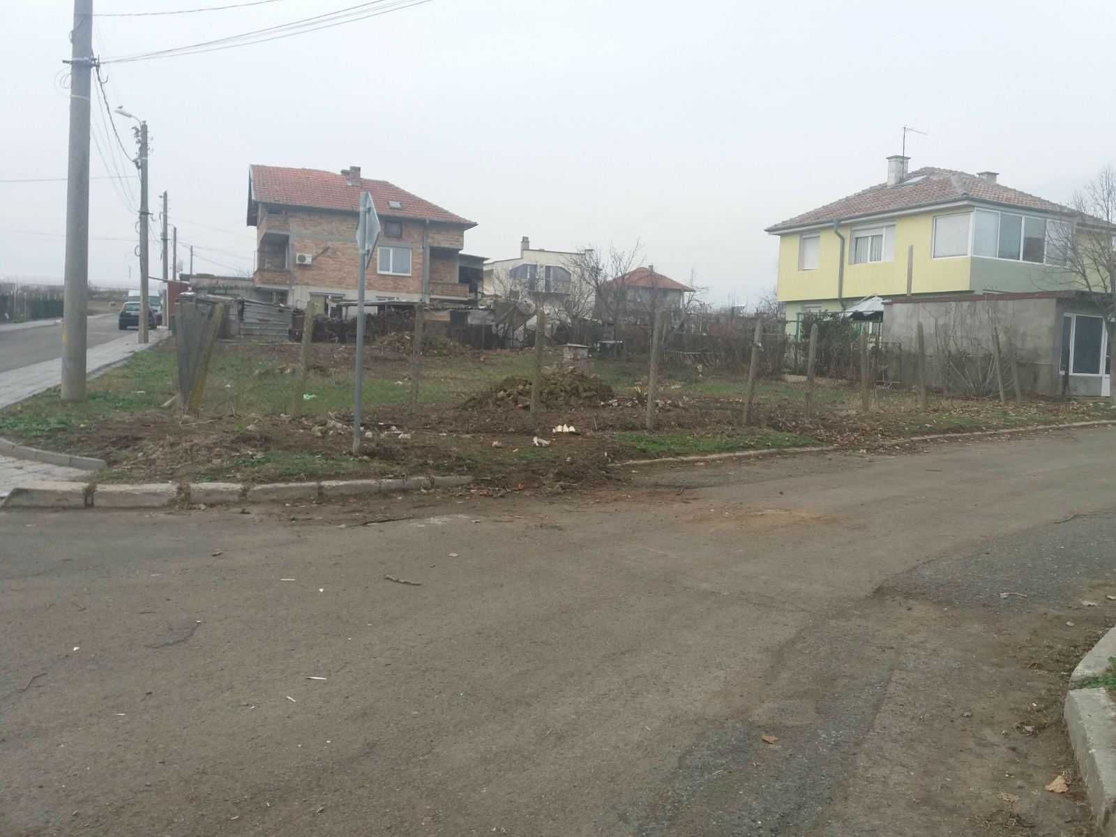 Атрактивен парцел в с. Тънково с партиди за ток и вода