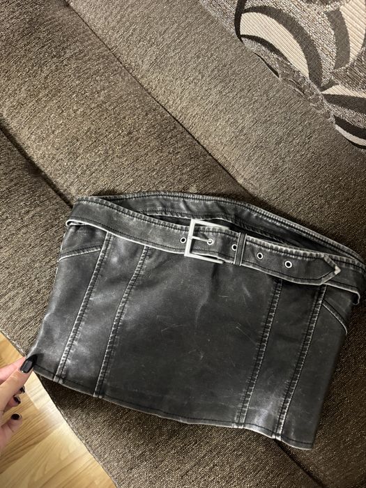 Продавам кожени къси панталони и кожен топ