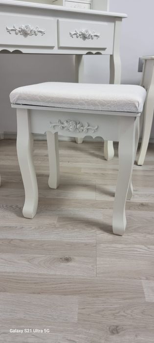 Set machiaj cu masuta oglinda si scaun