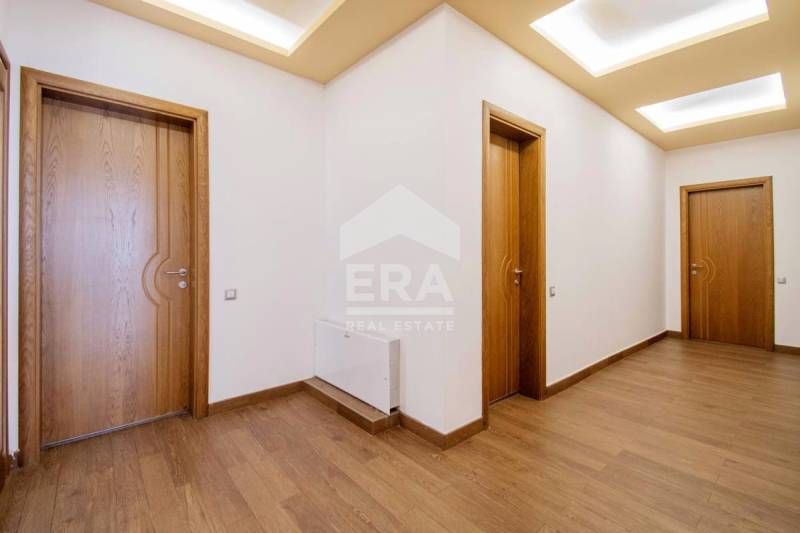 Дава се под наем Четиристаен апартамент в София, Витоша - 285 кв.м за 1900 € - Снимка #2